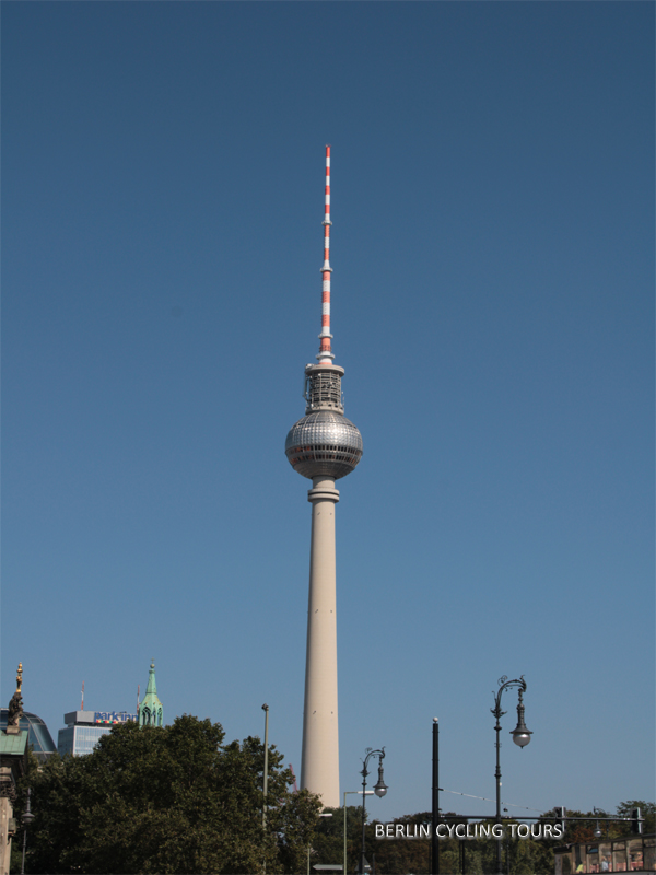 Fernsehturm Berlin gefuehrte Fahrradtouren Staedtereisen Stadtfuehrungen